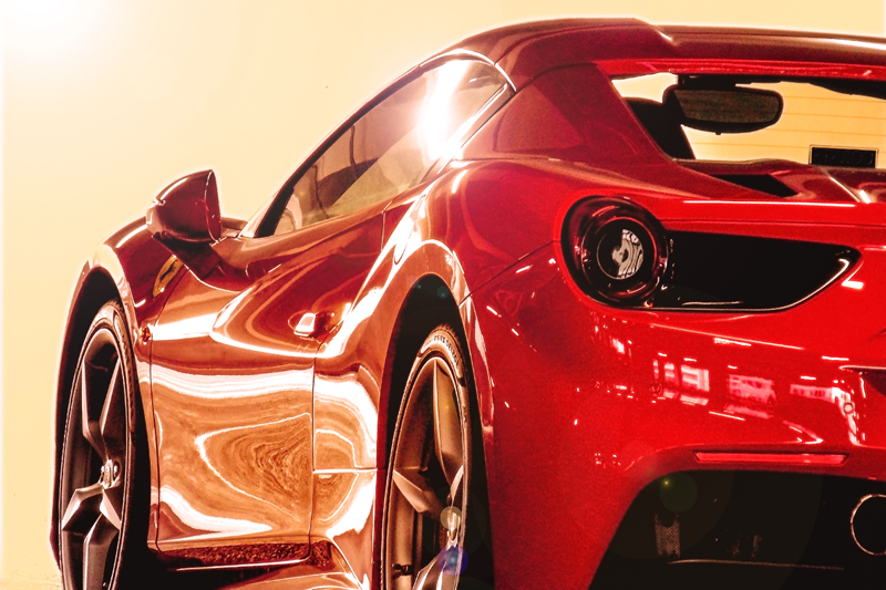 フェラーリの赤い車の画像